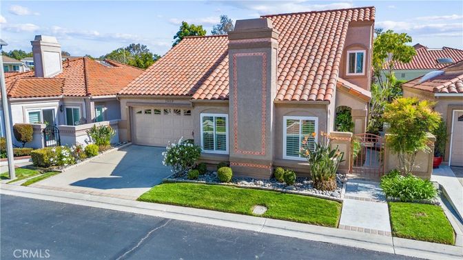 Attached, Exterior, Facade, Mediterranean