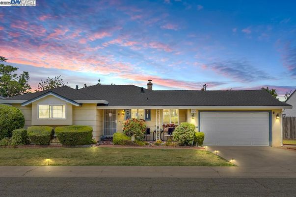 Attached, Exterior, Facade, Ranch