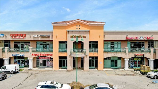 Exterior, Facade, Condo Building