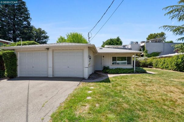 Attached, Exterior, Facade, Ranch