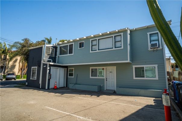 Exterior, Facade, Rowhouse