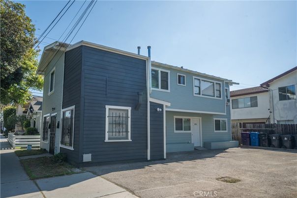 Exterior, Facade, Rowhouse