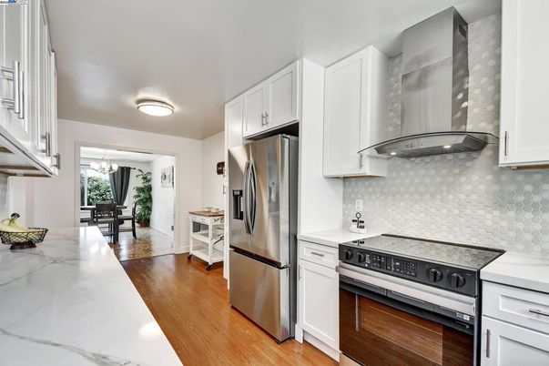 Chandelier, Dining room, Interior, Kitchen, Stainless Steel Appliances, Wood Texture Flooring