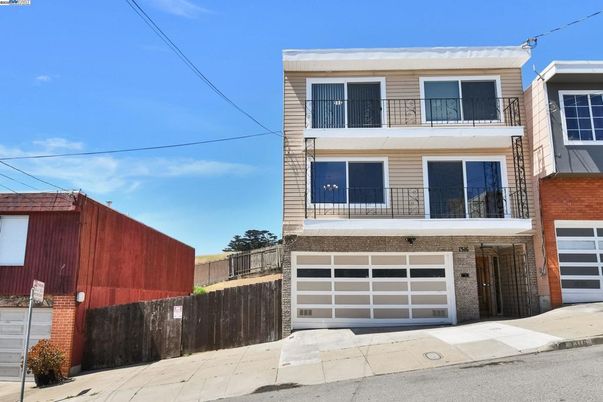 Attached, Exterior, Facade, Rowhouse