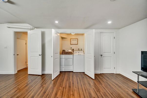 Interior, Recessed Lighting, Washer, Wood Texture Flooring