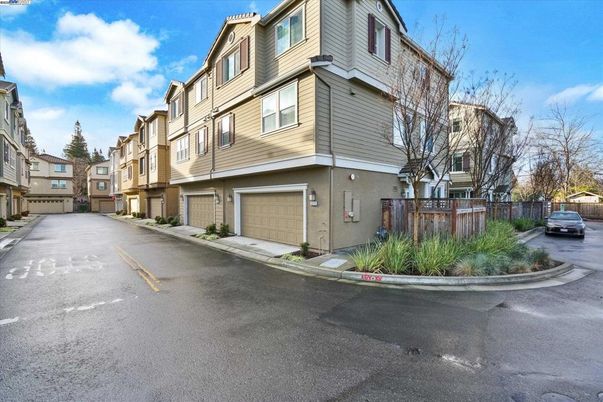 Attached, Exterior, Facade, Rowhouse
