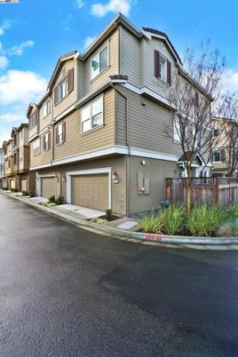 Attached, Exterior, Facade, Rowhouse
