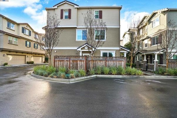 Attached, Exterior, Facade, Rowhouse