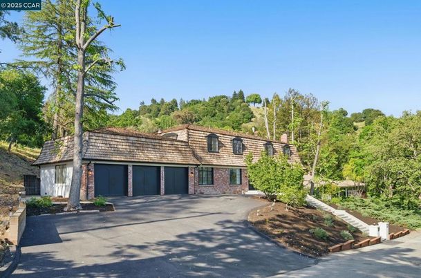 Attached, Exterior, Facade, Brick Facade, Cape Cod
