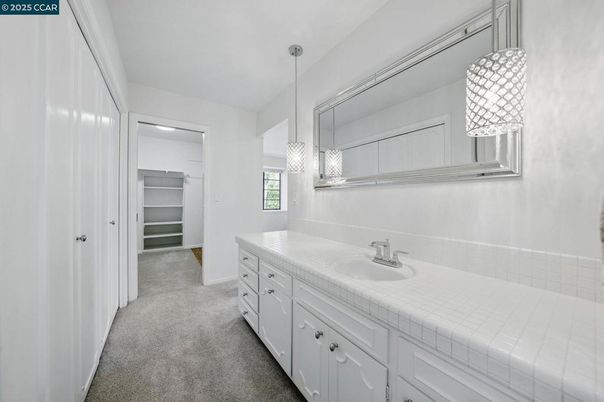 Bathroom, Interior, Pendant Lights, Recessed Lighting, Tile Countertops