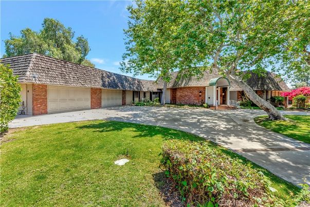 Attached, Backyard, Exterior, Facade, Brick Facade, Ranch