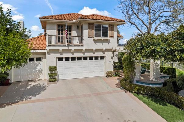 Attached, Exterior, Facade, Mediterranean