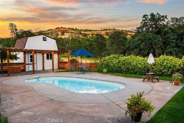 Exterior, Pool
