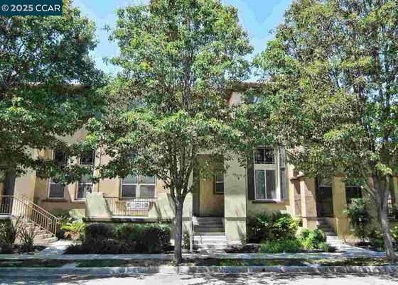 Exterior, Facade, Rowhouse