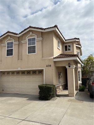 Attached, Exterior, Facade, Mediterranean