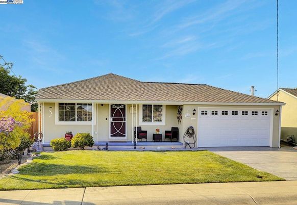 Attached, Exterior, Facade, Ranch