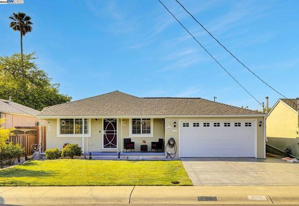 Attached, Exterior, Facade, Ranch