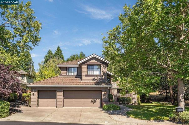 Attached, Exterior, Facade, American Craftsman