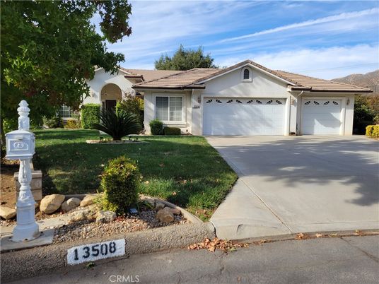 Attached, Exterior, Facade, Ranch