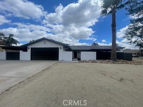 Attached, Exterior, Facade, Ranch