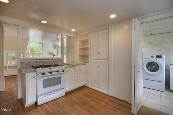 Interior, Recessed Lighting, Washer, Wood Texture Flooring