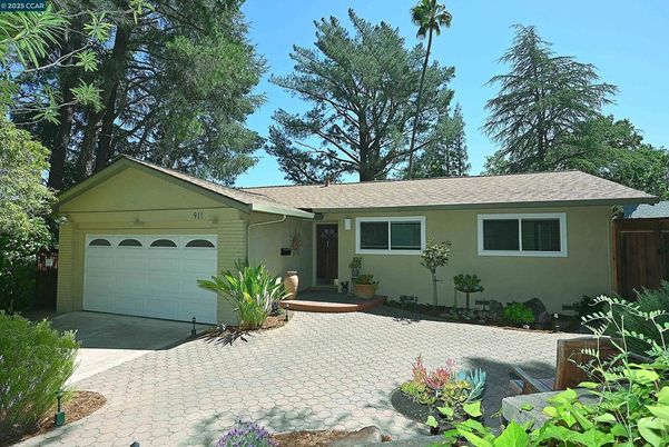 Attached, Exterior, Facade, Ranch