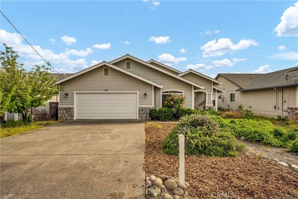 Attached, Exterior, Facade, American Craftsman