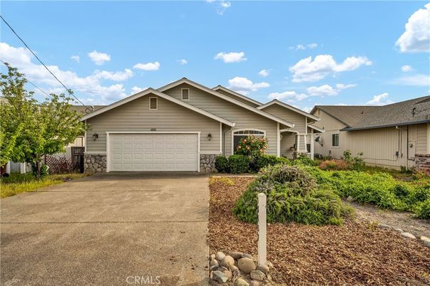 Attached, Exterior, Facade, American Craftsman