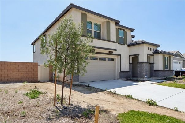 Attached, Exterior, Facade, Modern