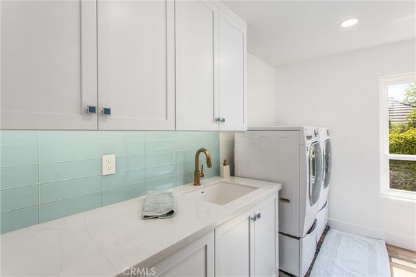 Interior, Recessed Lighting, Washer, Wood Texture Flooring