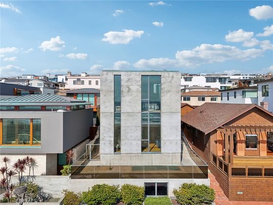 Exterior, Facade, Modern
