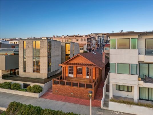 Exterior, Facade, Modern