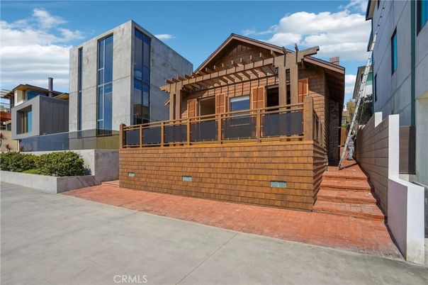 Exterior, Facade, Modern