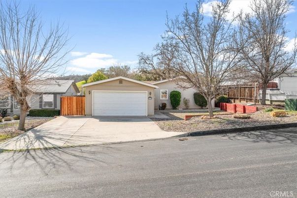 Attached, Exterior, Facade, Ranch