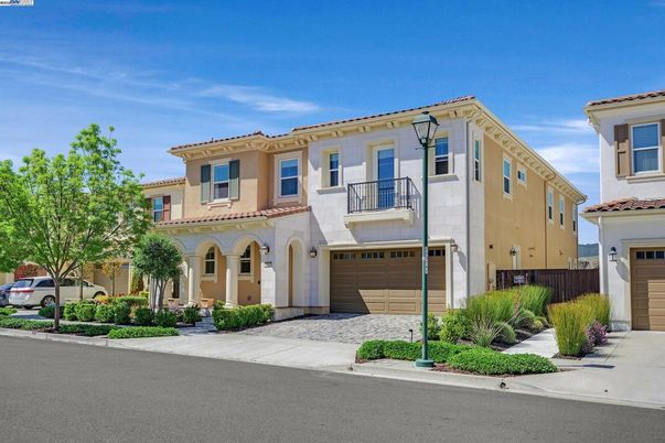 Attached, Exterior, Facade, Mediterranean