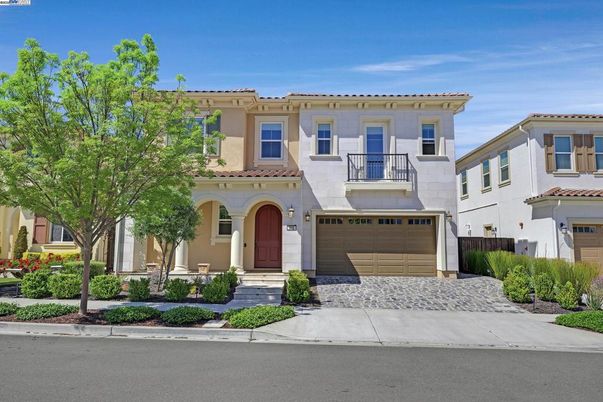 Attached, Exterior, Facade, Mediterranean