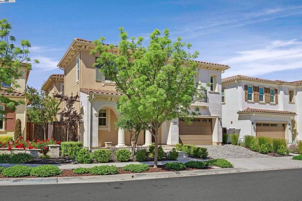 Attached, Exterior, Facade, Mediterranean