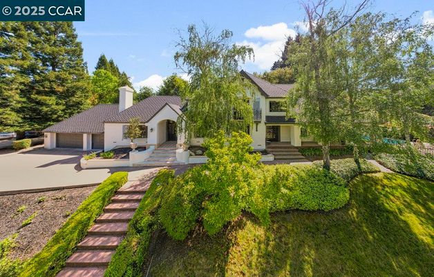 Attached, Backyard, Exterior, Facade, Queen Anne Victorian