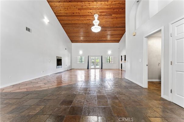 Empty room, Interior, Pendant Lights, Wooden Ceilings