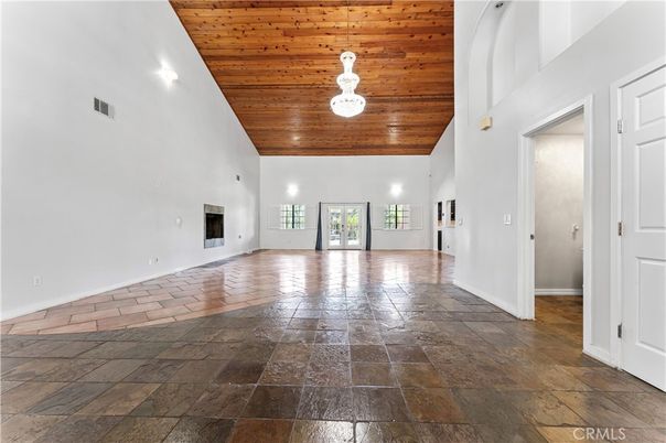 Empty room, Interior, Pendant Lights, Wooden Ceilings