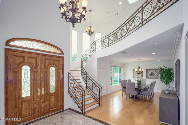 Chandelier, Dining room, Interior, Recessed Lighting, Wood Texture Flooring