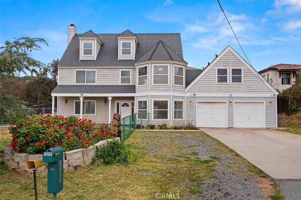 Attached, Exterior, Facade, Queen Anne Victorian