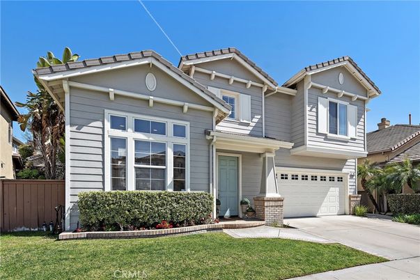 Attached, Exterior, Facade, American Craftsman