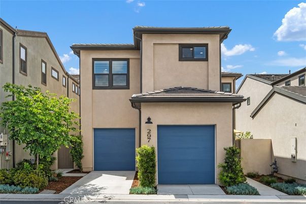 Attached, Exterior, Facade, Mediterranean