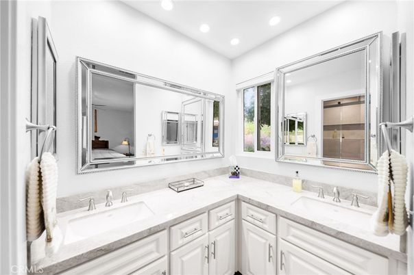 Bathroom, Dual Sink Vanities, Interior, Recessed Lighting