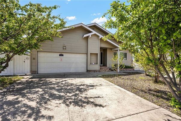 Attached, Exterior, Facade, American Craftsman