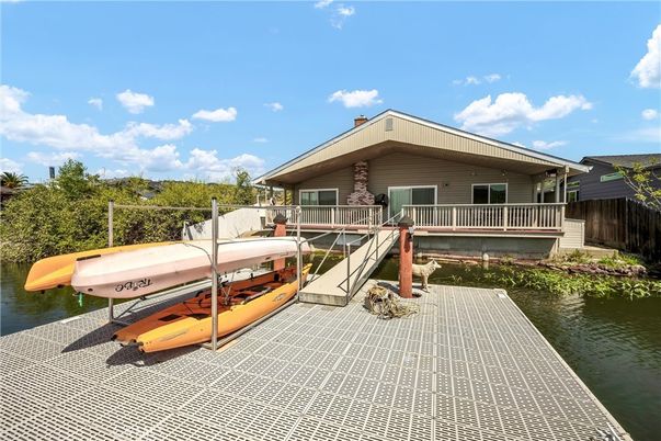 Exterior, Lake