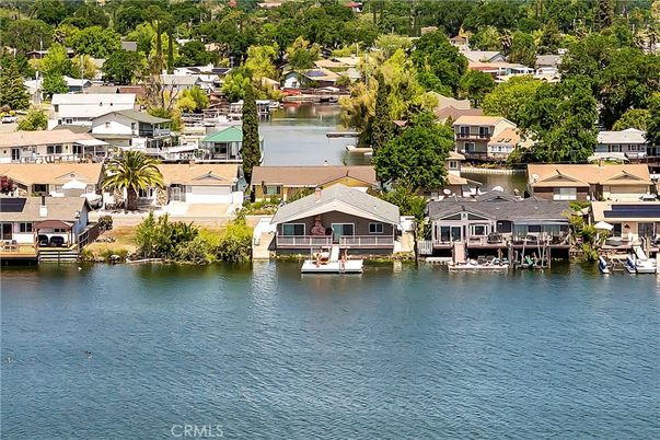 Exterior, Lake