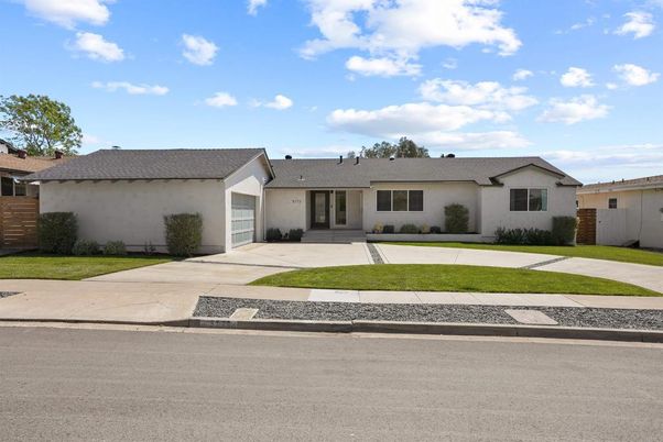 Attached, Exterior, Facade, Ranch