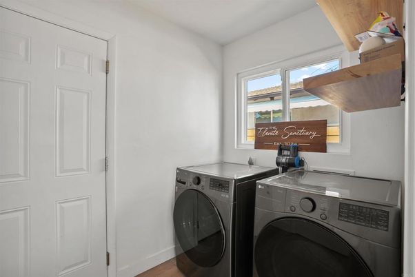 Interior, Washer, Wood Texture Flooring